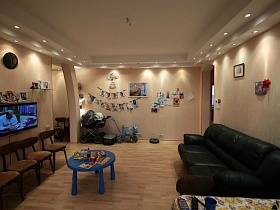 общий вид персиковой гостиной с круглым синим детским столиком