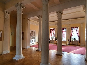 Зал с колоннами в усадьбе для съемок в аренду