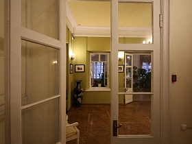 Филенчатные двери со стеклом белого цвета в коридоре