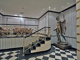 Красивая статуя в белом мраморном зале с шахматным полом