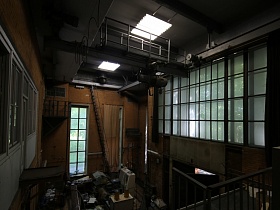 Подвесной красн под потолком научной лаборатории с большими окнами, ангар с реактором
