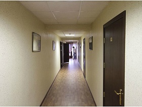 длинный светлый коридор на этаже базы отдыха