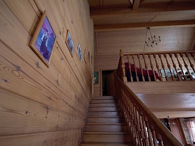 лестница с резными деревянными перилами веде на второй этаж