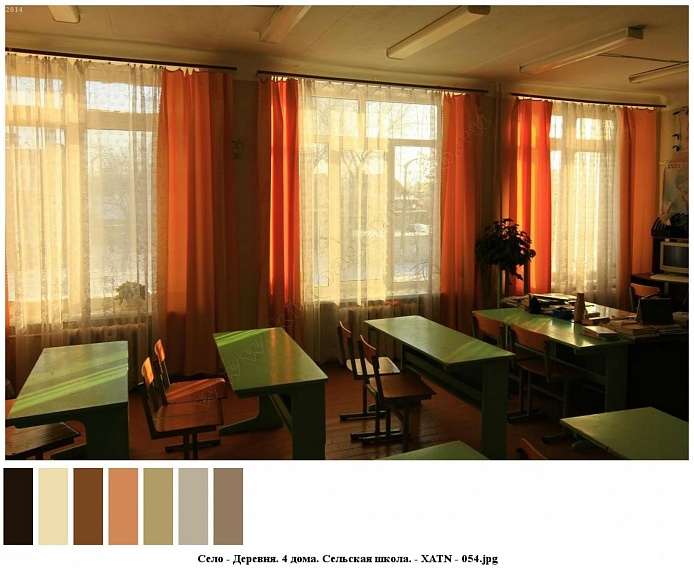 зеленые двухместные парты со стульями в светлом школьном классе с белой гардиной и ораньжевыми шторами на больших окнах