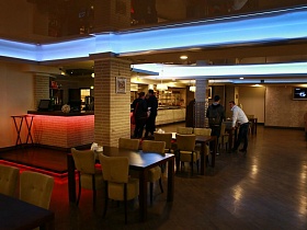 барная стойка, раздаточная линия за кирпичными колонами уютного зала хорошего ресторана на Юге Москвы