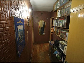 небольшие картины, бра, зеркало в рамке, синий перекидной календарь на стене прихожей с коричневым пенопленом квартиры бабушки и деда советского времени