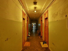 желтые стены длинного коридора в коммунальном общежитии