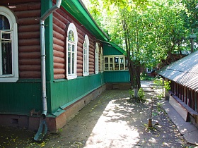 бревенчатый дом-сруб деревянной художественной дачи - музей советского времени на зеленом участке