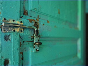 шпингалет на старой неухоженной двери