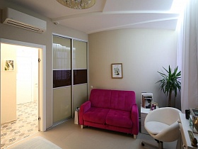Красный диванчик в квартре с сермыми стенами в Строгино