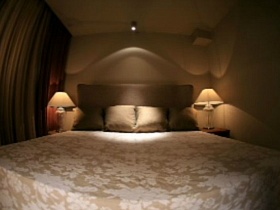 большая кровать с подушками в спальне