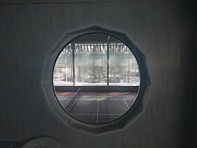 Круглое окнов на теннисный корт
