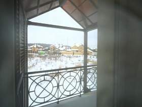 Балкон зимой, вид на домики соседей
