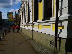 черная решетка на окнах современного красивого особняка в Москве