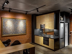 зеркальная рабочая поверхность бежевой кухни с серой столешницей в студии лофт, бетон, хай тек