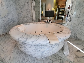 Круглая ванна в роскошной квартире