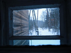 сквозь окно просматривается беседка на участке Советской дачи
