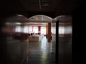 длинный коридор с панельнми стенами, арочным дверным проемом в банкетный зал столовой  СССР