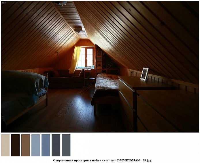 деревянные комоды, кровать и диван на мансарде современного деревянного трехэтажного дома
