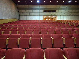 Красный сиденья в советском зале