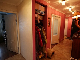 встроенный шкаф для одежды, картина на стене и домик для кошки в прихожей в розово бежевом цвете семейной трешки