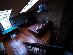 вид сверху на деревянный лакированный пол в просторной гостинной