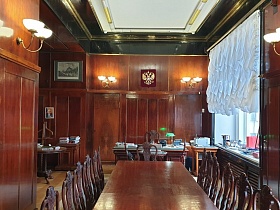 Большой стол для заседаний в кабинете руководителя СССР