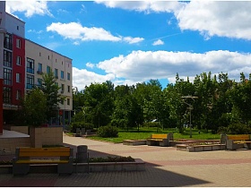 желтые скамейки у подъезда и на площадке двора разноцветных пятиэтажек