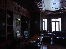 коричневая стенка со множеством антресолей в кабинете особняка