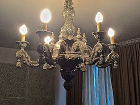 люстра, стелизованная под свечи в гостиной