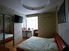большие зеркала напротив кровати в спальной комнате в Куркино