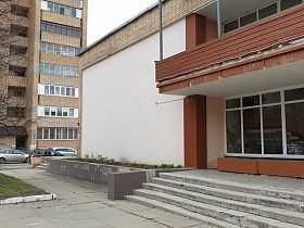ступени бетонного широкого крыльца у центрального входа в кирпичное двухэтажное здание столовой СССР