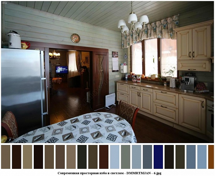 белые плафоны люстры на белом потолке, короткая цветная штора на окне кухни с молочной мебелью деревянного современного трехэтажного дома