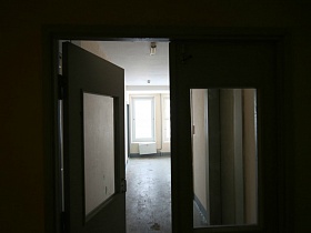 открытая дверь в коридор с лифтом