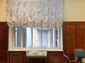 макет города под стеклом на столе у большого окна с декоративной решеткой под подоконником и белым полуспущенным ламбрекеном в просторном кабинете Министра СССР