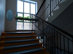 лестница между этажами школы