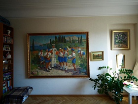 огромная картина с изображением Гагарина в окружении пионеров на бежевой стене светлой спальни квартиры художника