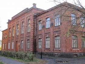 двухэтажное кирпичное здание с арочными окнами старинной школы