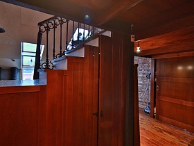 встроенный шкаф из красного дерева под лестницей