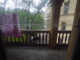 бетонные рельефные перила на открытом балконе коммунального общежития