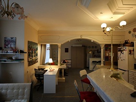 письменный стол и барная стойка с белым мраморным покрытием