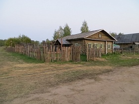 редкий досчатый деревянный забор углового деревянного дома большой деревни начала 20-го века