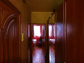 шкаф купе в узком коридоре у двери в красную кухню трехкомнатной квартиры