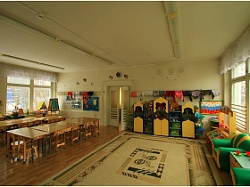 общий вид светлой просторной группы красивого детского сада