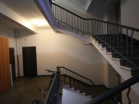 лестничные марши с бетонными ступенями и металлическими перилами в 9 подъезде на Красноказарменной для съемок кино