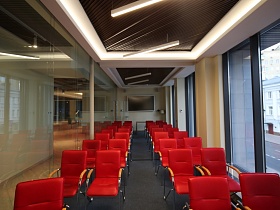 Красные стулья в прозрачном стеклянном зале для тренингов