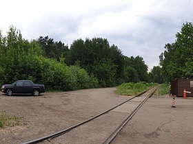 контрольный пункт и шлагбаум на железнодорожном переезде на лесной дороге для съемок кино