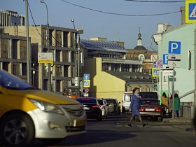 оживленная дорога с многочисленными дорожными знаками, указателями и пешеходным переходом на Москворецком мосту для съемок кино