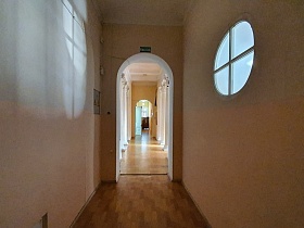 Длинный коридор в усадьбе с круглым окном