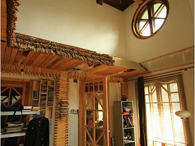 деревянный пол, двери, окна, стол, шкафы и отделка стен в рабочем кабинете сказочного дома для съемок кино